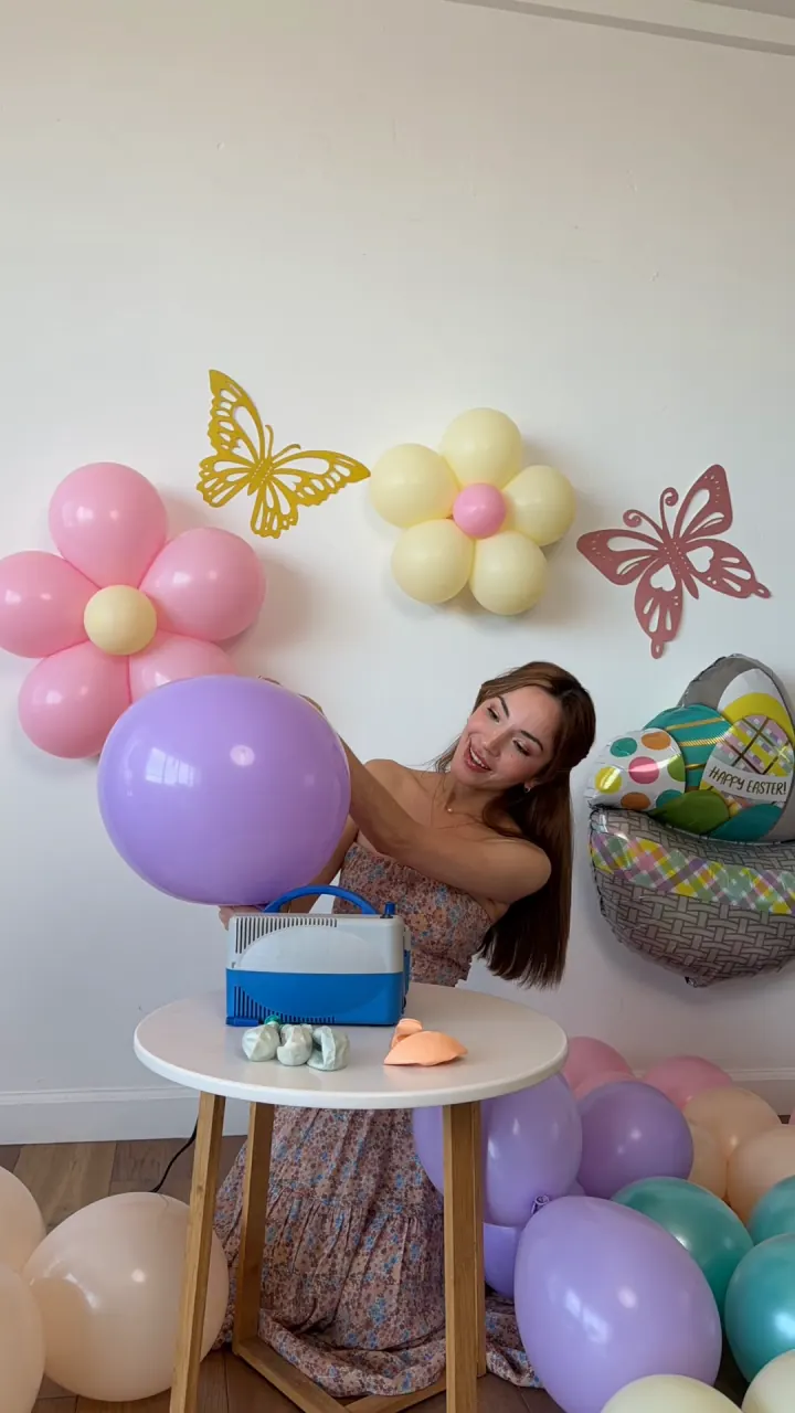 Ariane inflando un globo lila en su mesa de trabajo