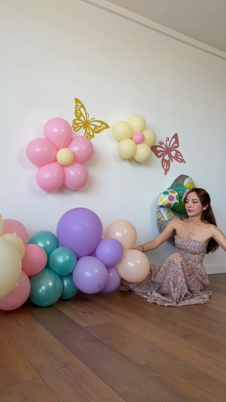 Ariane rodeada de globos pastel y flores de globos