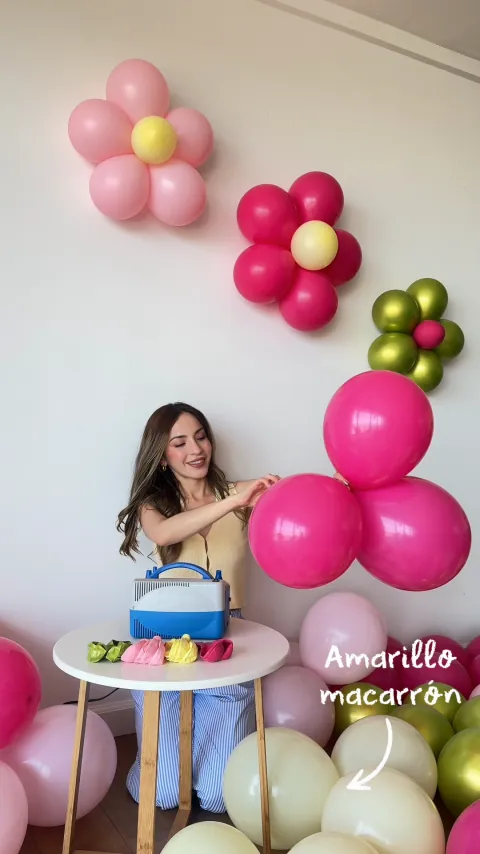 Ariane preparando un grupo de globos fucsia