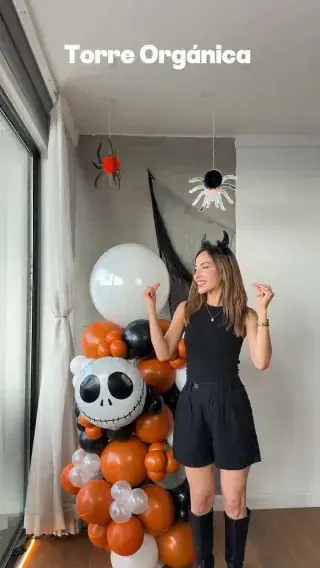 Portada del reel: Una torre de globos de Jack Skellington